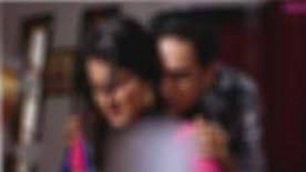 మొబైల్ షాపు ఓనర్ కామపురాణం.. కస్టమర్లతో రాసలీలలు.. ఆపై వీడియోలు..!