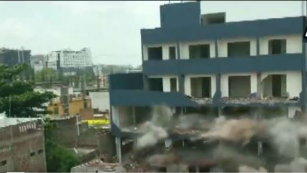 మున్సిపల్ అధికారుల దూకుడు.. భారీ భవంతులు నేలమట్టం..! (వీడియో)