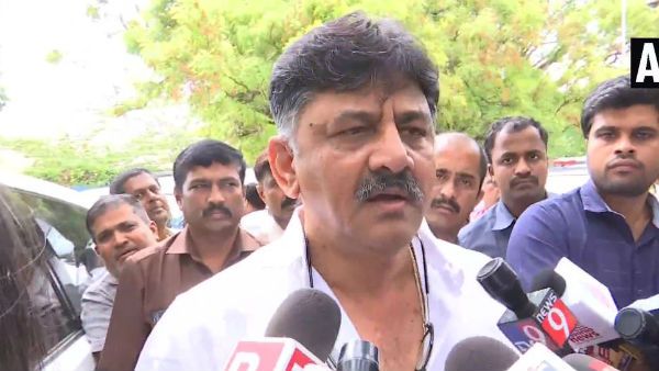 కర్నాటకలో ముదురుతున్న సంక్షోభం..రాజీనామా లేఖలను చింపేసిన ట్రబుల్ షూటర్