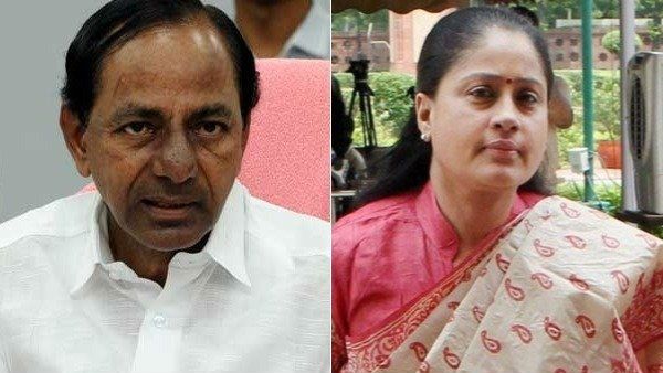 కేసీఆర్ పంద్రాగస్టు ప్రకటనపై రాములమ్మ ఫైర్..! ప్రజాస్వమ్యం అంటే జోకైపోయిందంటూ మండిపాటు..!!