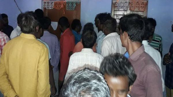 మరో రెవెన్యూ లొల్లి.. డబ్బులు గుంజి పట్టాలు ఇవ్వలేదు..! వీఆర్‌వో నిర్భందం..!!