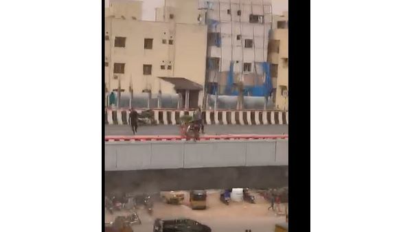 దూకేస్తున్నా అంటూ బెదిరింపు.. ఫ్లై ఓవర్‌పై యువకుడి హల్‌చల్...