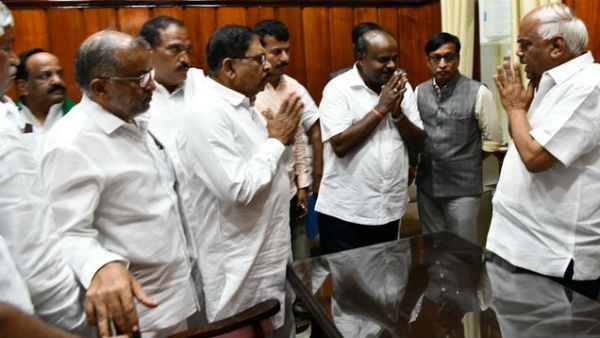 కుమార స‌ర్కార్ కూసాలు క‌ద‌ల‌డానికి ప‌ది కార‌ణాలివే! అంతా స్వ‌యంకృతాప‌రాథ‌మే