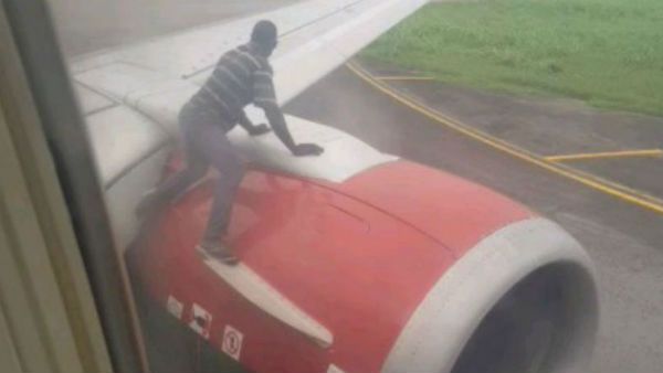 టేకాఫ్‌కు రెడీ అయిన ఫ్లైట్.. విమానం రెక్కపైకి ఎక్కి షాకిచ్చిన దుండగుడు (వీడియో)