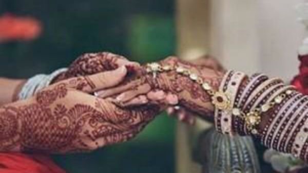 ఇదెక్కడి కాలికాలంరా నాయనా..! పవిత్ర పుణ్యక్షేత్రంలో అక్కా చెల్లెళ్లు పెళ్లి చేసుకోవడం ఏంటో..? చిత్రం