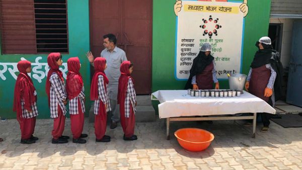 ప్రైవేట్ స్కూళ్లు వద్దు.. సర్కారు బడులే ముద్దు.. అక్కడ అడ్మిషన్ కోసం క్యూలు కడుతున్న పేరెంట్స్..