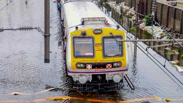 ముంబైను వణికిస్తున్న వర్షాలు.. భారీగా వరదనీరు చేరడంతో జనం బెంబేలు..