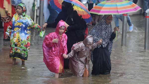 వర్షాలతో వణికిపోతున్న ముంబై... రత్నగిరిలో డ్యాంకు గండి.. వరద నీటిలో కొట్టుకుపోయిన ఇళ్లు..