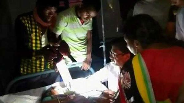 హాస్పిటల్‌లో కరెంటు కష్టాలు.. సెల్‌ఫోన్ వెలుగులో డాక్టర్ల తంటాలు..