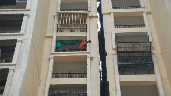 పక్క పక్కనే..120 అడుగుల భవనాలు.. మధ్యలో విగతజీవిగా ఆమె...!!!