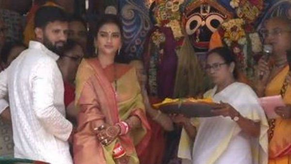 ఫత్వా లెక్కచేయని నుస్రత్ జహాన్ జగన్నాథ రథయాత్రలో సందడి.. జై జగన్నాథ్ అని నినదించిన ‘దీదీ’