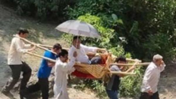 అధికారా .. మజాకా.. పల్లకీలో ఊరేగిన ఆఫీసర్.. ఎక్కడో తెలుసా ..?