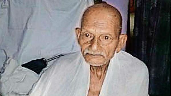 బ్రిటీషు రాజ్యంలో బతుకుతున్నామా: ధోవతి ధరించాడని వృద్ధుడిని రైలు ఎక్కనివ్వని పోలీసులు