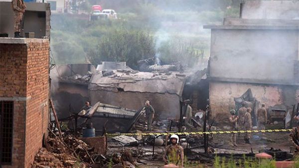 ఇళ్లపై కూలిన ఆర్మీ ఎయిర్‌క్రాఫ్ట్.. 13 మంది మృతి