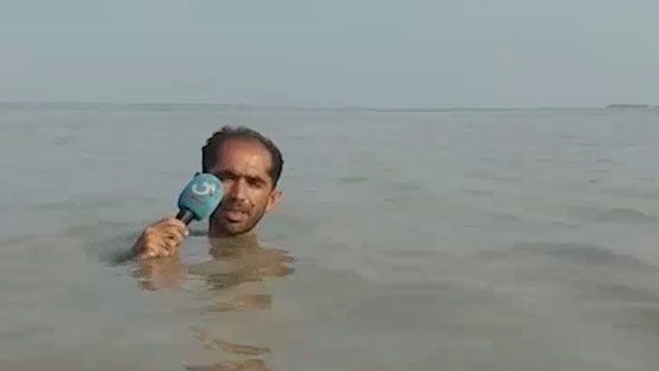 ఏం రిపోర్టింగ్‌రా నాయనా.. వరద నీటి లోతులో మునిగి తేలుతూ..! (వీడియో)