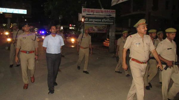 కోర్టు హాల్లో కానిస్టేబుల్ బట్టలూడదీయించిన జడ్జి.. ఇంతకీ ఆయన చేసిన తప్పేంటో తెలుసా?