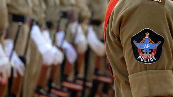 సూపర్ పోలీస్! విద్యార్థిని భుజాన వేసుకుని అడ‌విలో రెండు కిలోమీట‌ర్లు కాలిన‌డ‌క‌!