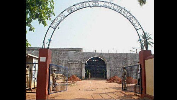 సెంట్రల్ జైలుకు కోర్టు నోటీసులు వస్తే బెయిల్ అనుకుని హంతకుల విడుదల, విచిత్రం !