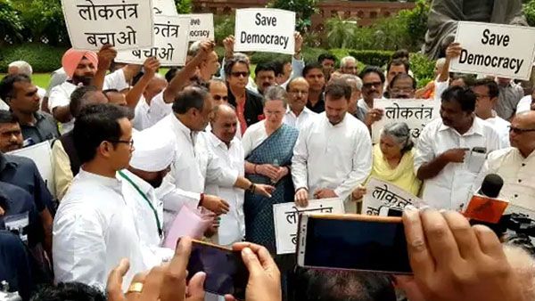 సేవ్ డెమోక్రసి,.. పార్లమెంట్‌ గాంధీ విగ్రవం వద్ద విపక్షాల ధర్నా...