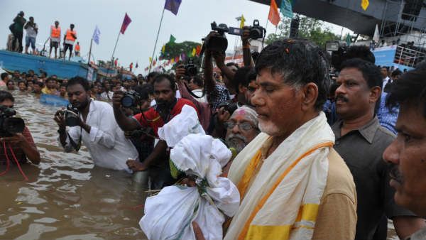 నీవు హీరోవా..బాహుబ‌లివా: స‌భ‌లో చ‌ంద్ర‌బాబు..బోయ‌పాటిపై ఫైర్‌: పుష్క‌రాల తొక్కిస‌లాటపై విచార‌ణ‌..!