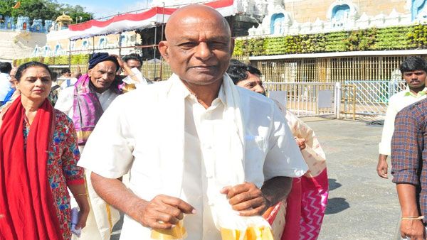 రాజ‌కీయాల‌కు దూరం: తిరుమ‌ల‌లో పీసీసీ చీఫ్ రఘువీరా