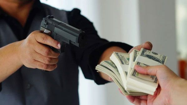 దొంగల్ని పట్టుకోవాల్సిన పోలీసే దొంగయ్యాడు .. దొంగను పట్టుకున్న పోలీసులు షాక్ అయ్యారు