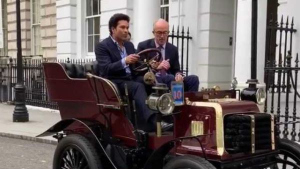 లండన్ గల్లీలో కారులో షికారు : 119 ఏళ్ల నాటి వింటేజ్‌ నడిపిన మాస్టర్ బ్లాస్టర్ (వీడియో)