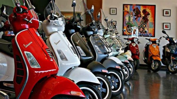 ఉచిత స్కూటీ పథకం .. మీ సేవా కేంద్రాల వద్ద మహిళల క్యూ .. ఫేక్ న్యూస్ అంటున్న అధికారులు