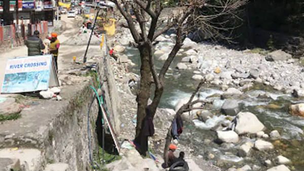 ప్రాణాలమీదికి తెచ్చిన సెల్ఫీ పీక్.. బియాస్ నదిలో పడ్డ యువకుడు..