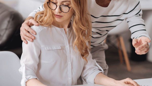 పెద్ద సారుకు చెప్పు దెబ్బ.. లైంగికంగా వేధించాడని చెంప చెళ్లు..!