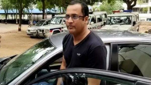 వేషం మారింది..! దేశం మారేలోపు పట్టేసుకున్నారు..! ఎంత పనయ్యింది శివాజీ..!!