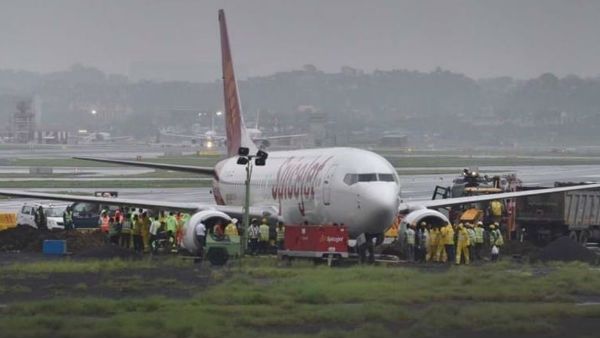 అదుపుతప్పిన స్పైస్ జెట్ విమానం.. ముంబై ఎయిర్‌పోర్టులో రన్‌ వే మూసివేత.. పలు ఫ్లైట్ల రద్దు..