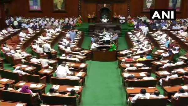 అసెంబ్లీలో బళ్లారి శ్రీరాములకు సీఎం, డీకేశీ బంపర్ ఆఫర్: వారికే దిక్కులేదు, నాకేం ఇస్తారు !