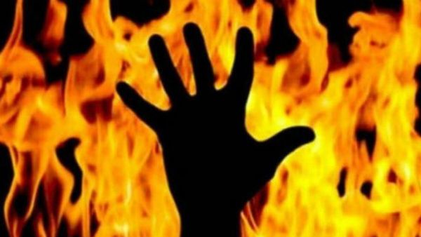 మంటల్లో కాలుతూ అర్ధరాత్రి యువతి హాహాకారాలు ..యువతిపై పెట్రోల్ పోసి నిప్పంటించిందెవరు ?