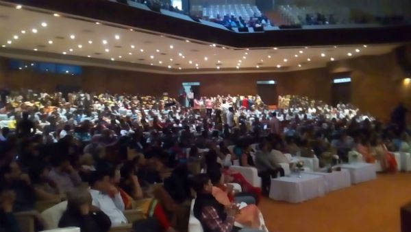 ఈయన్ను స్వామీజీ అంటారా: మహిళలు ముందు వరుసలో కూర్చున్నారని...