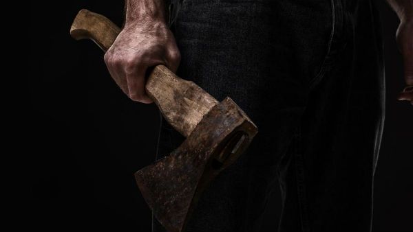 ఇదేం క్రమశిక్షణరా బాబూ..! విద్యార్థిని గొడ్డలితో నరికేస్తానని బెదిరించిన టీచర్..