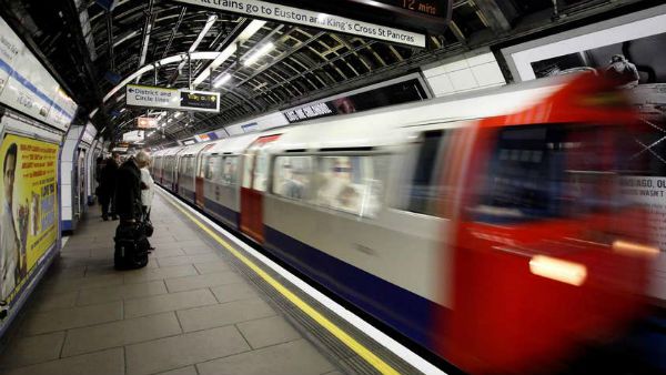 ఛీ.. పాడు డ్రైవర్.. రైలు ఆపి పట్టాలపైనే పని కానిచ్చాడు..! అవాక్కైన ప్రయాణీకులు..!!