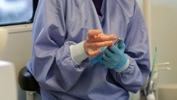 పరాకాష్టకు చేరిన మూఢనమ్మకం..! ప్రభుత్వ ఆస్పత్రిలో మాంత్రికుడి వైద్యం..!!