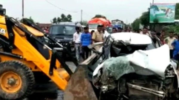 బీజేపీ ఎమ్మెల్యే చేతిలో అత్యాచారానికి గురైన యువతికి కారు ప్రమాదం... ఇద్దరు మృతి