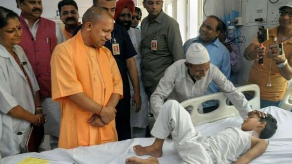 మీడియా సిబ్బందిని ఆసుపత్రిలో బంధింపచేసిన యూపి సీఎం ...!