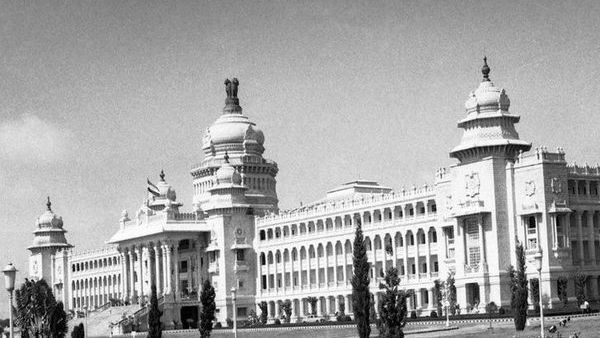 అనుకున్నదే జరిగింది: కర్ణాటక శాసన సభా సమావేశాలు వాయిదా, రాత్రి అసెంబ్లీలో బీజేపీ ధర్నా !