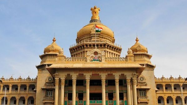 షాక్: విధాన సౌధలోకి ఆ ‘కాయ’నిషేధం, నాయకుల చేతుల్లో ట్రింగ్ ట్రింగ్, పోలీసుల నవ్వులు !