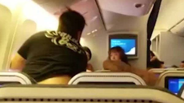 పెళ్లామా మజాకా..! పక్క సీటు అమ్మాయిని చూస్తున్నాడని మొగున్ని పరిగెత్తిచ్చి కొట్టింది..! (వీడియో)