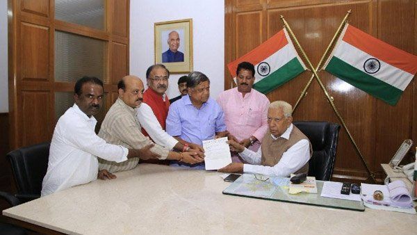 స్పీకర్ కు షాక్ ఇచ్చిన కర్ణాటక గవర్నర్: ఈ రోజే సీఎం అవిశ్వాస తీర్మాణం, కాంగ్రెస్ చిందులు !