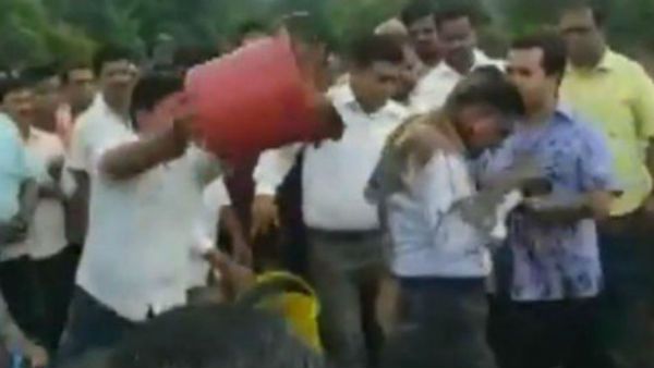 ఇంజనీర్‌పై బురద బోసిన ఎమ్మెల్యే...16మంది అనుచరుల అరెస్ట్...