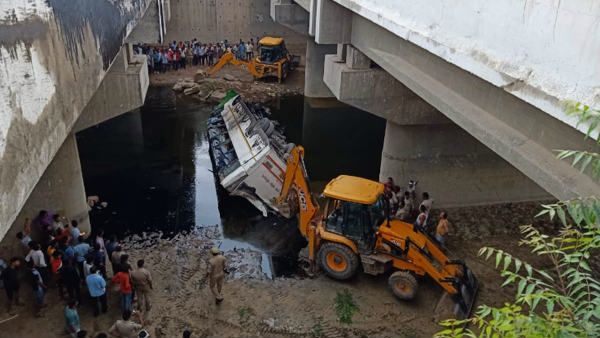 నిద్రమత్తులో డ్రైవర్.. కాల్వలో పడిపోయిన బస్సు.. 29 మంది మృతి
