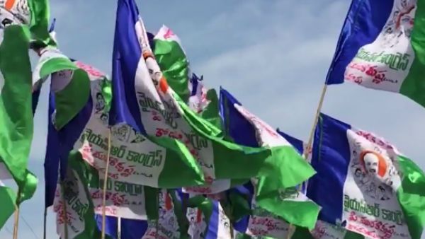 వైసీపీ ఎమ్మెల్యేకు అరెస్ట్ వారెంట్ జారీ చేసిన న్యాయస్థానం .. రీజన్ ఇదే