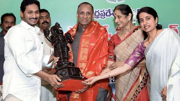 సీఎం జ‌గ‌న్‌కు గ‌వ‌ర్న‌ర్ క్ష‌మాప‌ణ‌లు: త‌ప్పులు చేశా..ఫిరాయింపుల‌ విష‌యంలోనా : ఆ నిర్ణ‌యంలోనూ..!