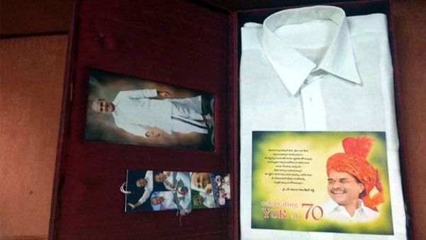 వైయ‌స్ ఆప్త‌మిత్రుడుకు విజ‌య‌మ్మ అరుదైన గిఫ్ట్‌: భావోద్వేగంతో ఆ డాక్ట‌ర్ ఇలా: ఏంటా గిప్ట్‌..!