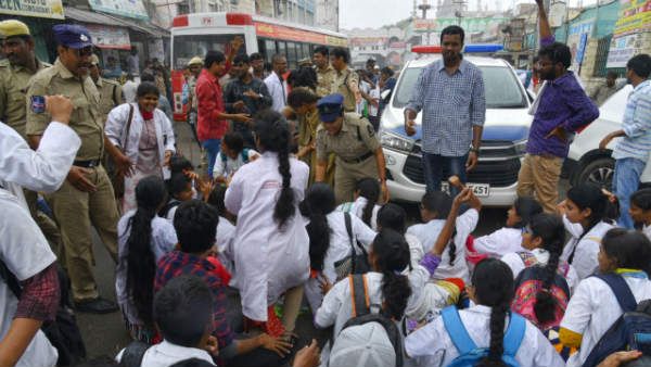 కీచక కానిస్టేబుల్‌పై సస్పెన్షన్ వేటు.. ఏసీపీ సంగతేంటంటున్న విద్యార్థులు